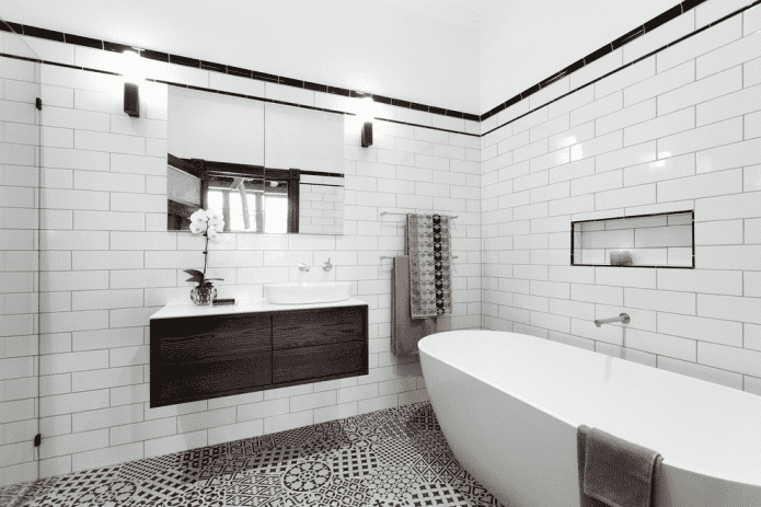 design de interiores de banheiro em tons de branco