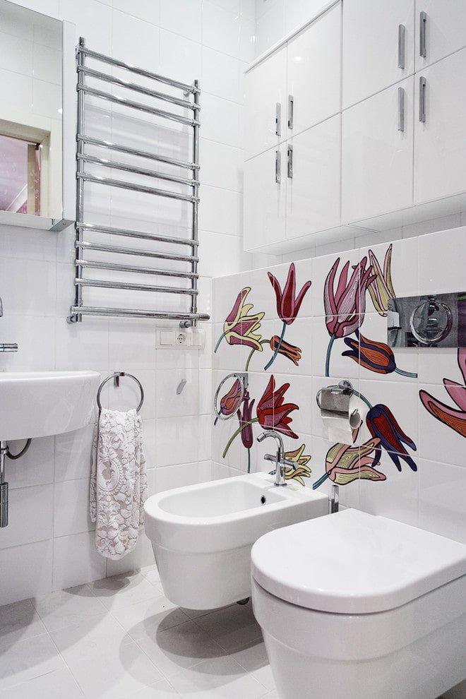 design de interiores de banheiro em tons de branco