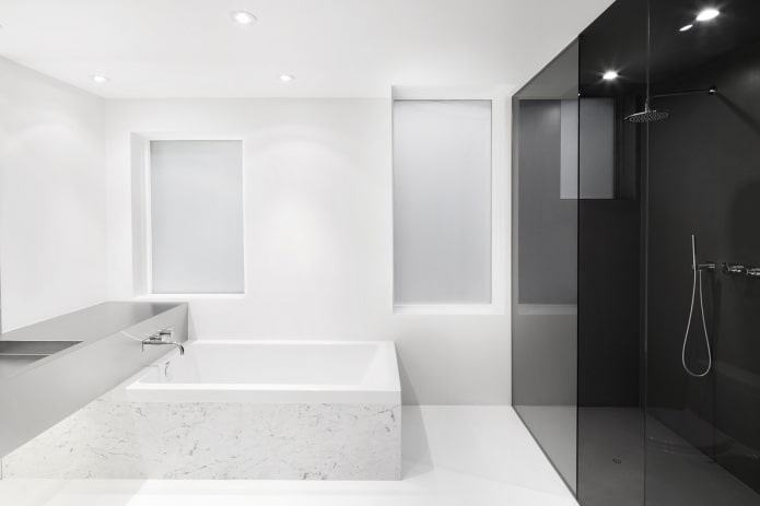 banheiro de estilo minimalista em tons de branco