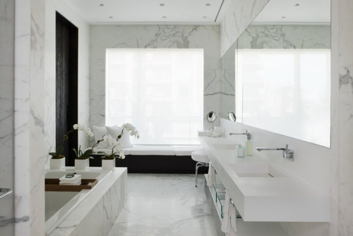 design de interiores de banheiro em tons de branco