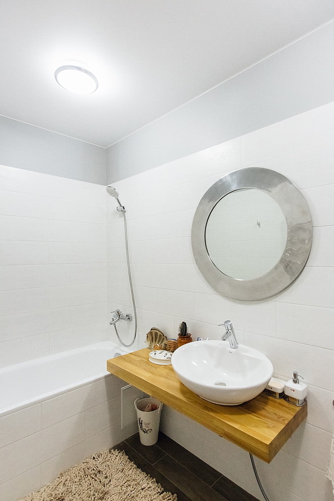 móveis no interior do banheiro em tons de branco