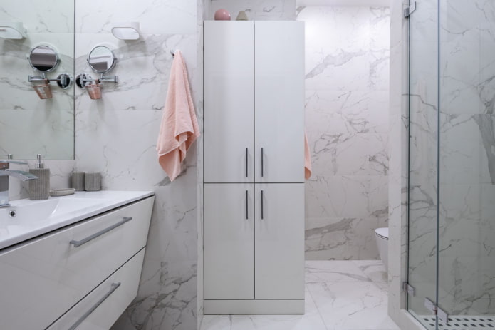 móveis no interior do banheiro em tons de branco