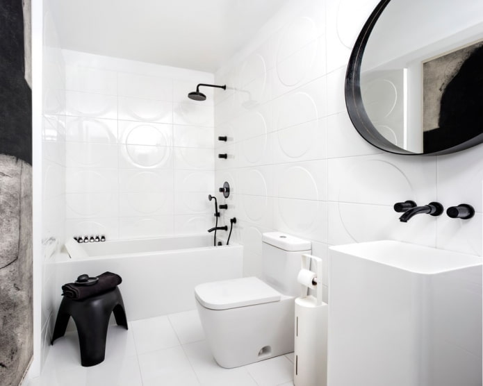 azulejos brancos no banheiro