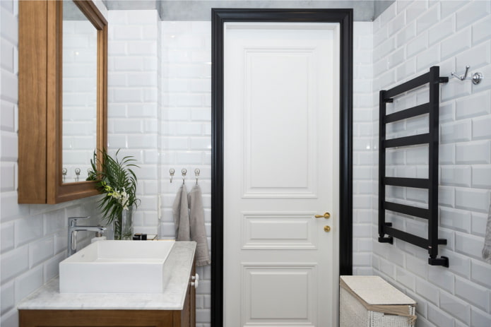 portas brancas com moldura preta no interior