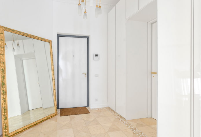 portas brancas com piso bege no interior