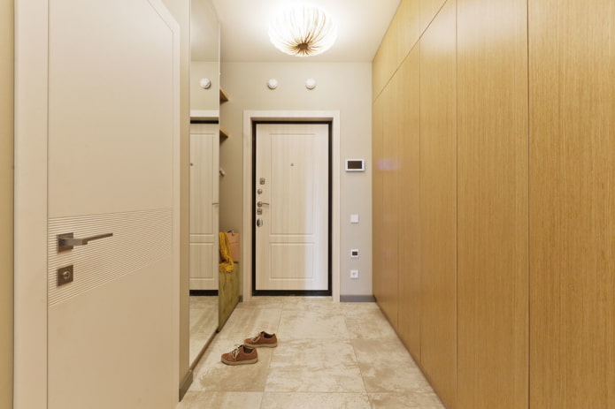 portas brancas com piso bege no interior