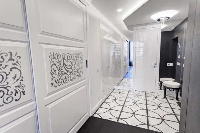 portas brancas com um padrão no interior