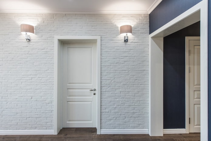 portas brancas com rodapé branco no interior