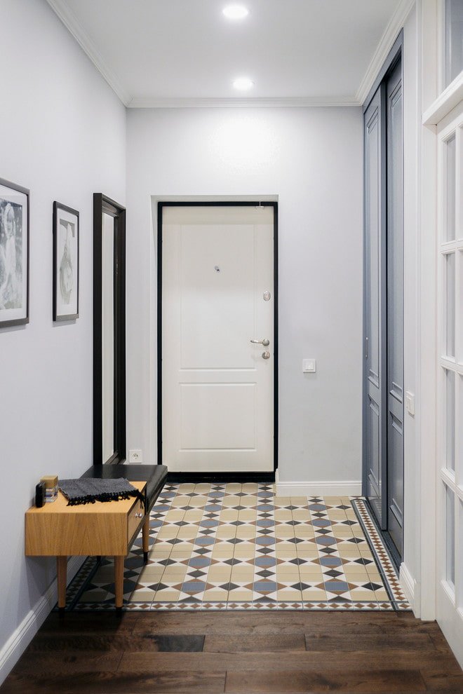 portas brancas no corredor