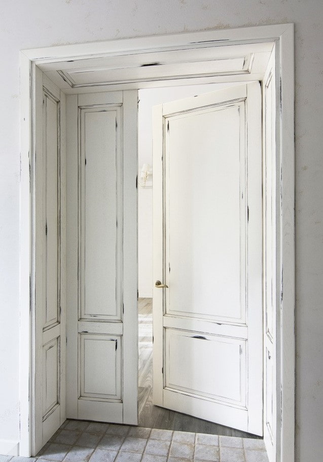 portas brancas com pátina no interior