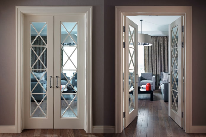portas brancas com layout no interior