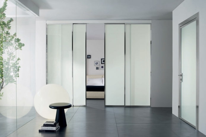 portas brancas no interior no estilo de alta tecnologia