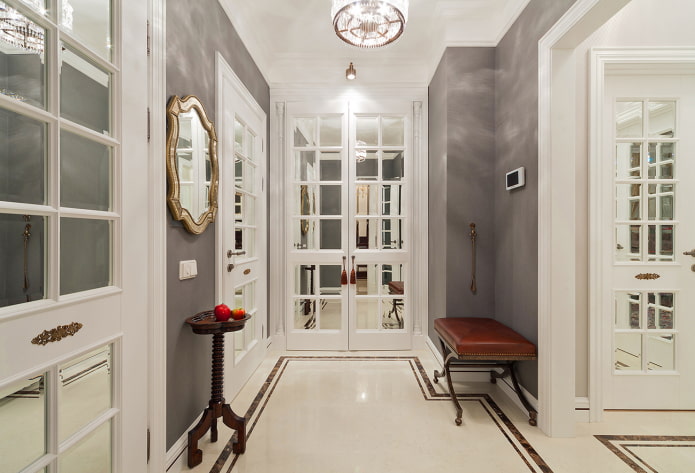 portas brancas no interior no estilo neoclássico