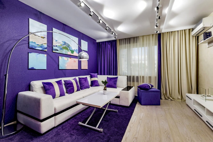 Sofá bege e roxo