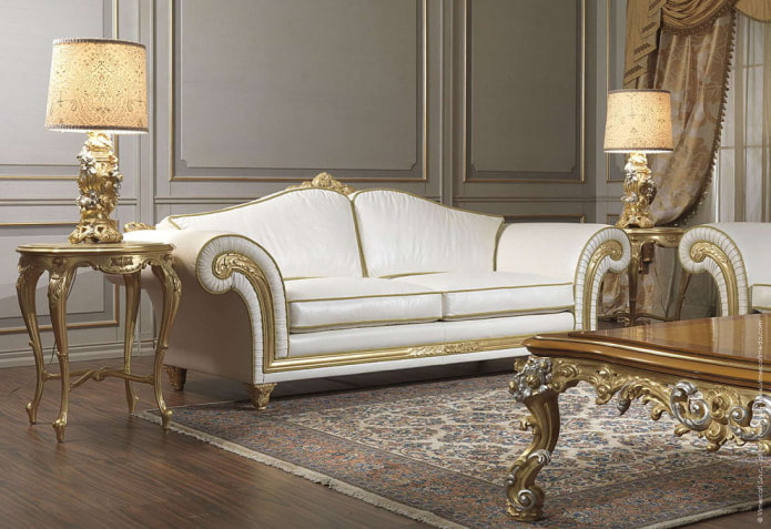 sofá branco e dourado