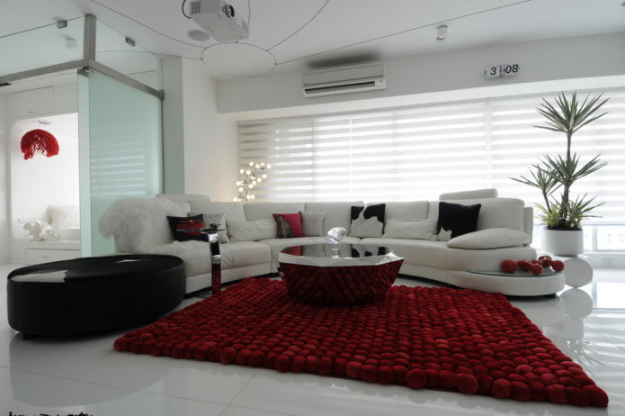 tapete vermelho e sofá branco