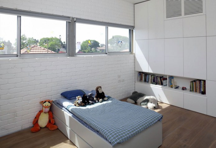 tijolo branco no interior do quarto das crianças