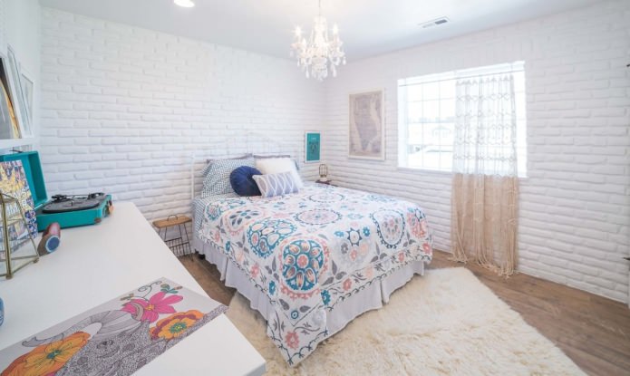 parede de tijolos brancos no quarto