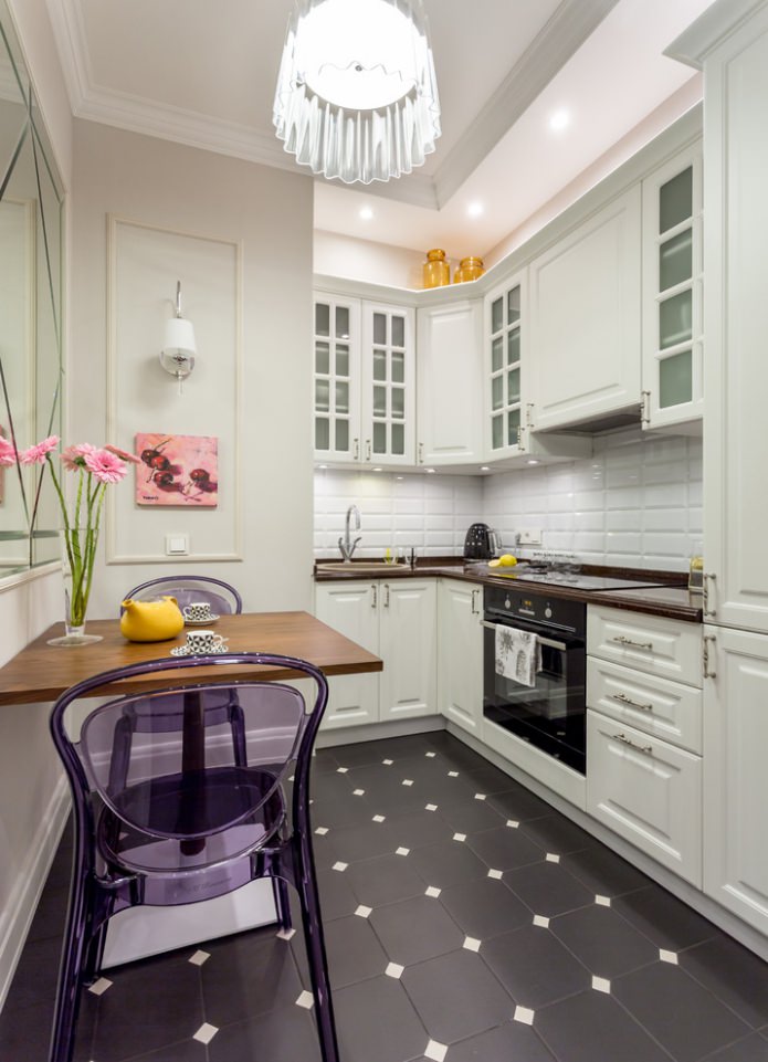 iluminação na cozinha com um conjunto branco
