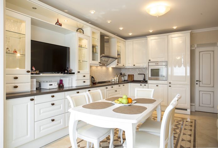 conjunto de cozinha branco com pastilhas de vidro
