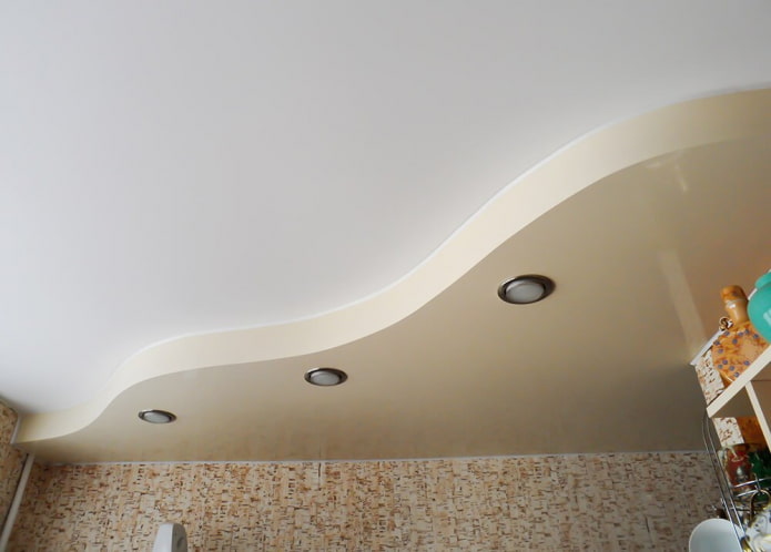 teto esticado com uma combinação de cores branco e bege