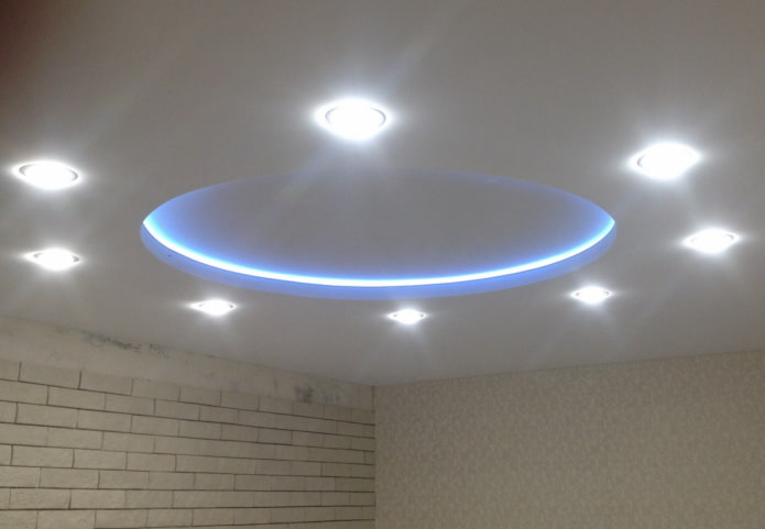 estrutura de teto falso branco com iluminação de fundo