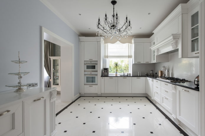 azulejos com inserções em preto e branco