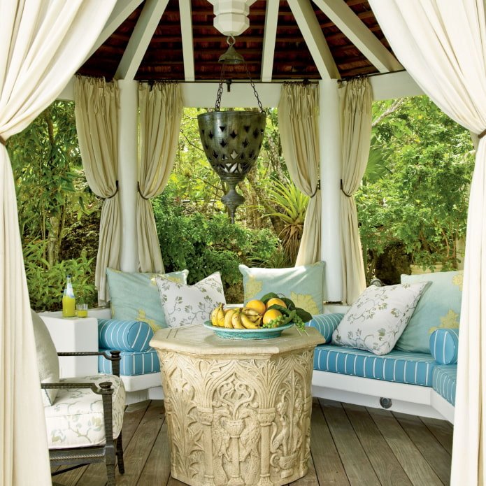 gazebo brilhante com almofadas