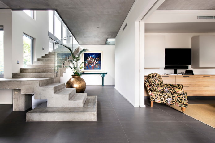 escada de concreto no interior da casa