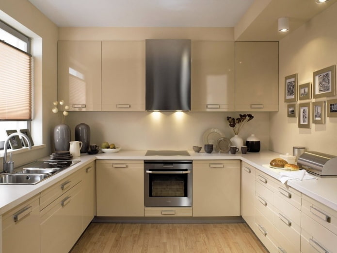 móveis e eletrodomésticos em tons de bege no interior da cozinha