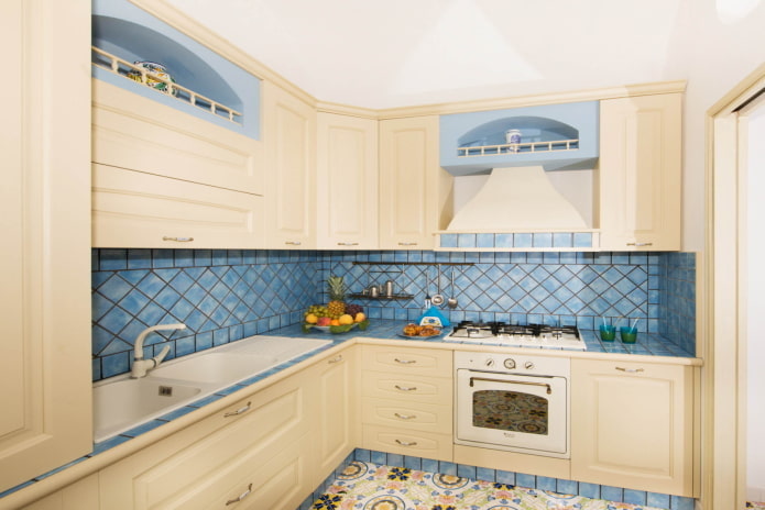 interior de cozinha bege com detalhes brilhantes