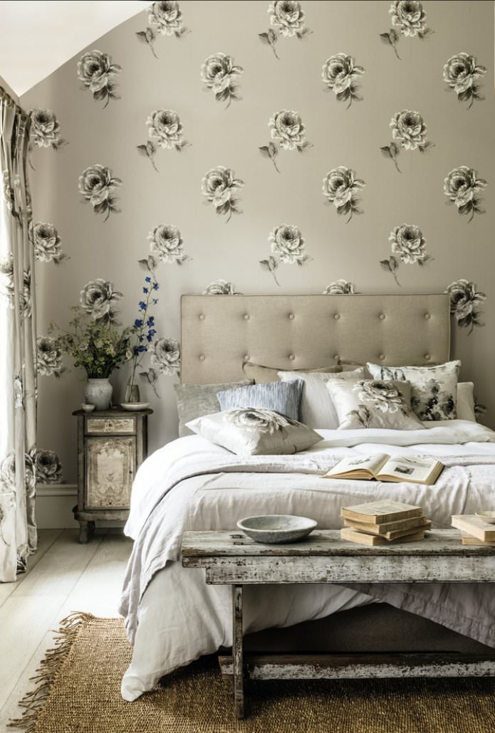 papel de parede bege com flores no quarto