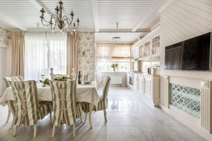 Paredes e piso claros na cozinha-sala de jantar