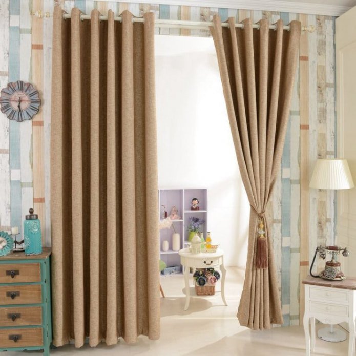 cortinas bege com ilhós no quarto do bebê