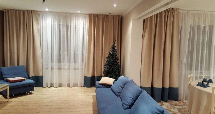 cortinas bege com fundo azul-escuro