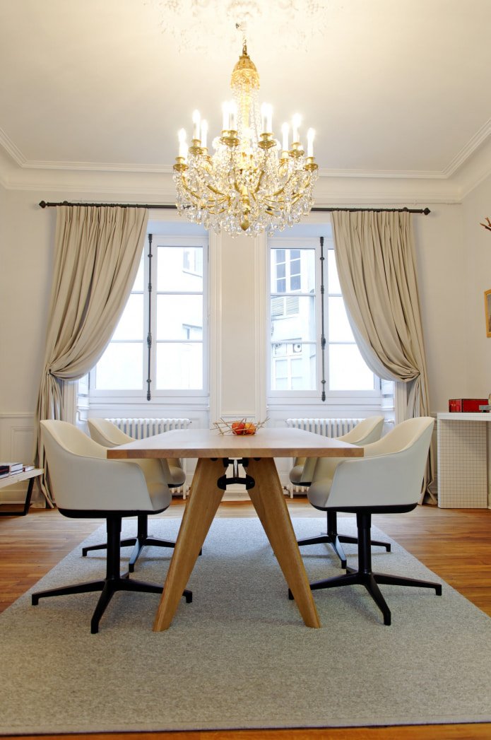 sala de jantar com cortinas e suporte