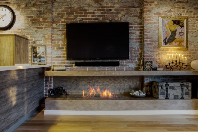 interior em estilo loft com lareira