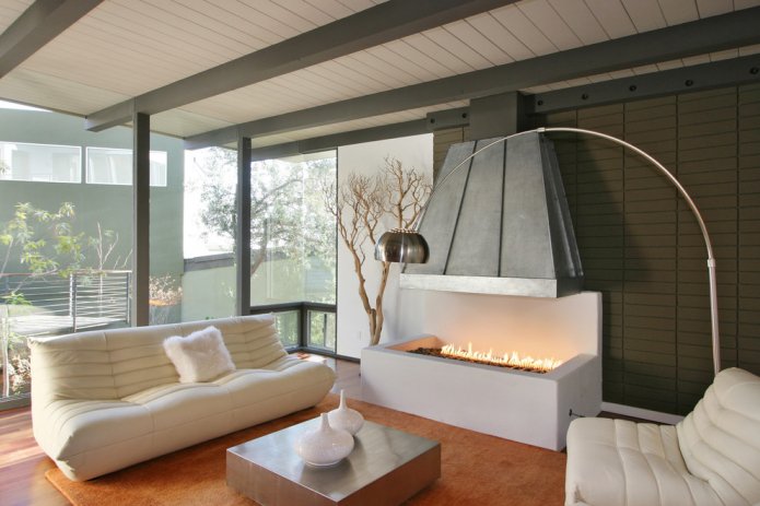 sala de estar com lareira em uma casa de campo