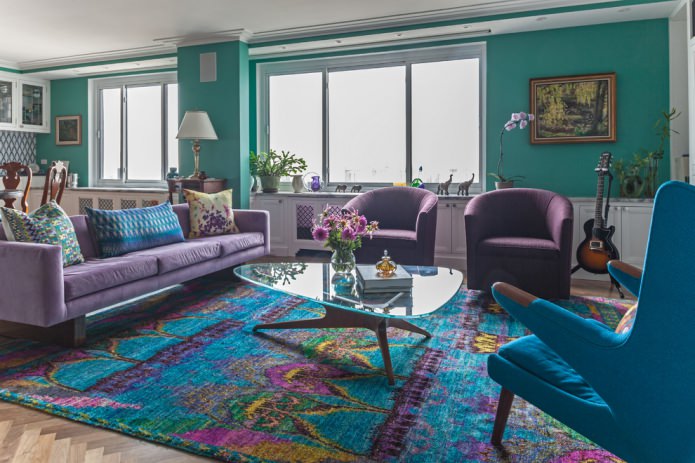 Sala de estar violeta e turquesa