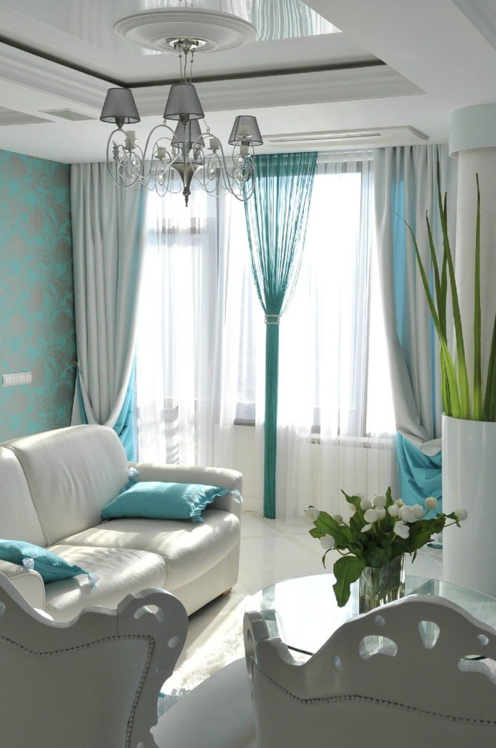 Sala de estar turquesa e branca