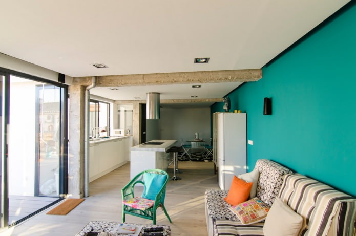 parede turquesa em um cômodo estilo loft