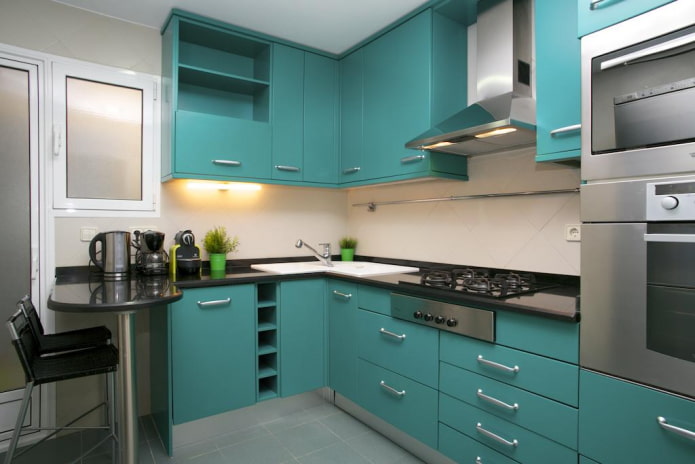 design de cozinha em tons de cinza e turquesa