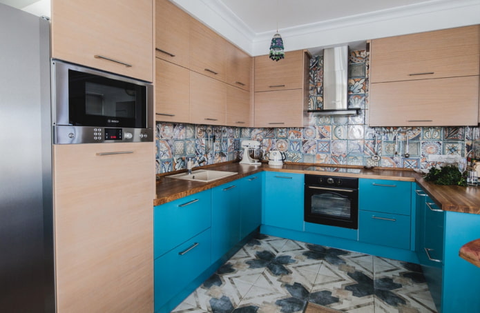 design de cozinha em tons de bege e turquesa