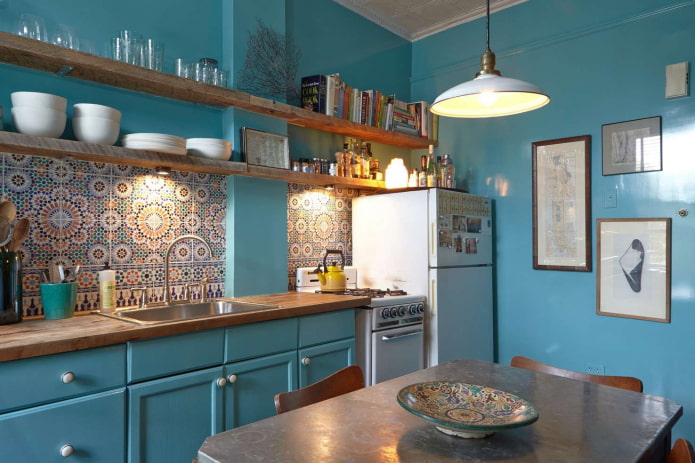 decoração e tecidos no interior de uma cozinha turquesa