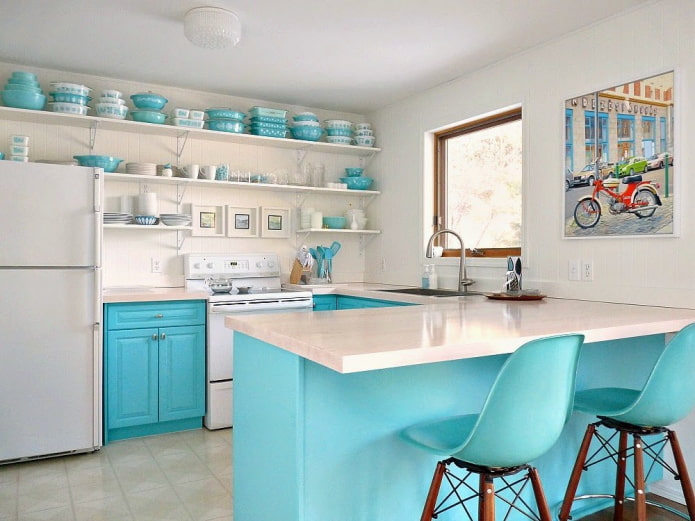 decoração e tecidos no interior de uma cozinha turquesa