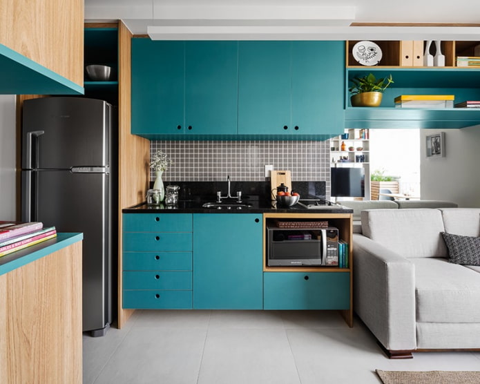 bancada no interior da cozinha na cor turquesa