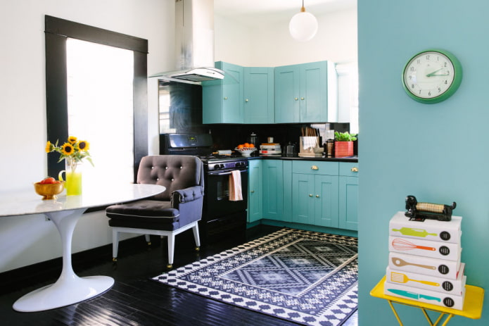 decoração e tecidos no interior de uma cozinha turquesa