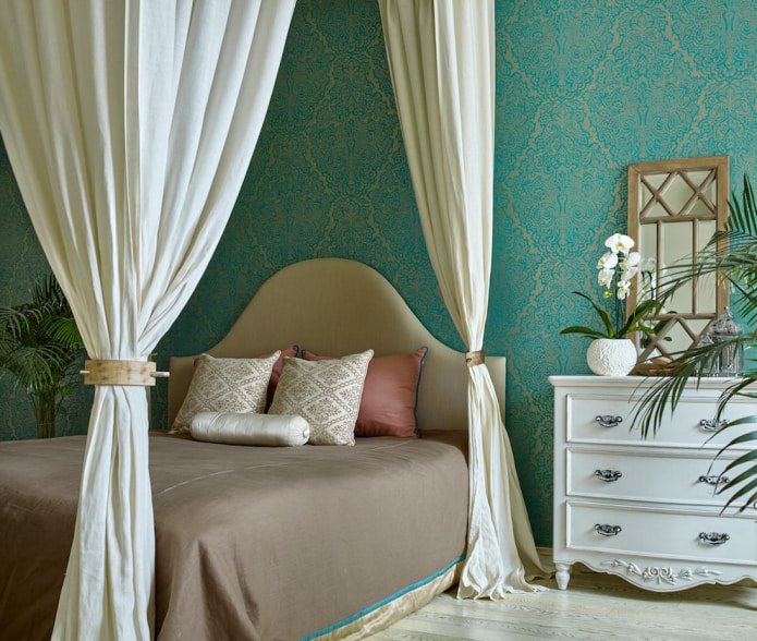 quarto com um dossel em tons turquesa