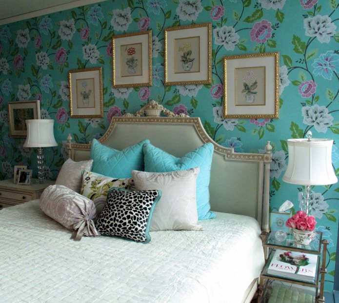papel de parede com flores na cabeceira da cama