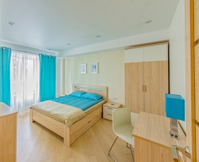 interior bege com cortinas turquesa em ilhós